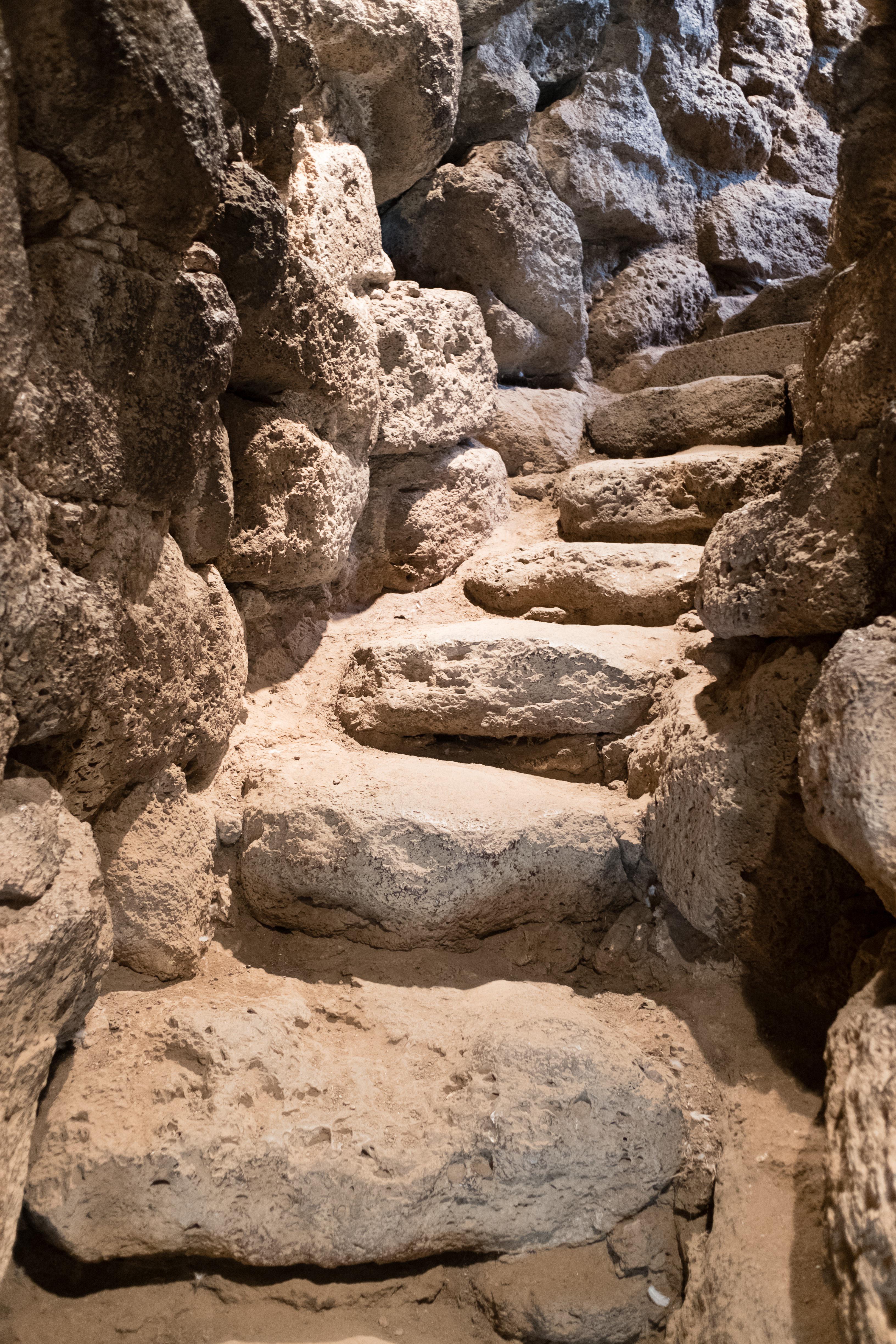 Antike, in den Fels gehauene Treppe — eine der frühesten Treppenformen