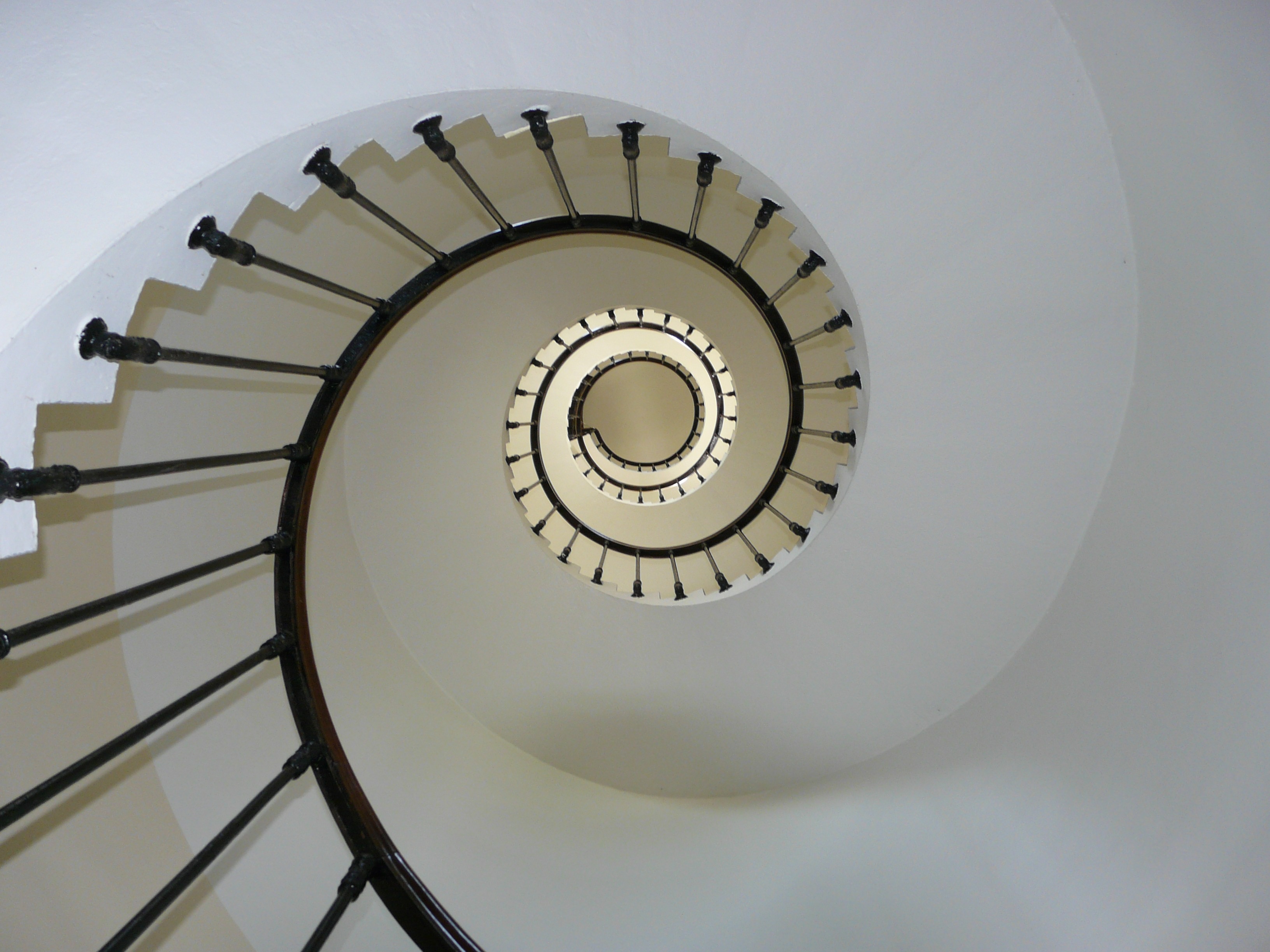Stair Materials Compared: Steel, Wood, Concrete and Glass