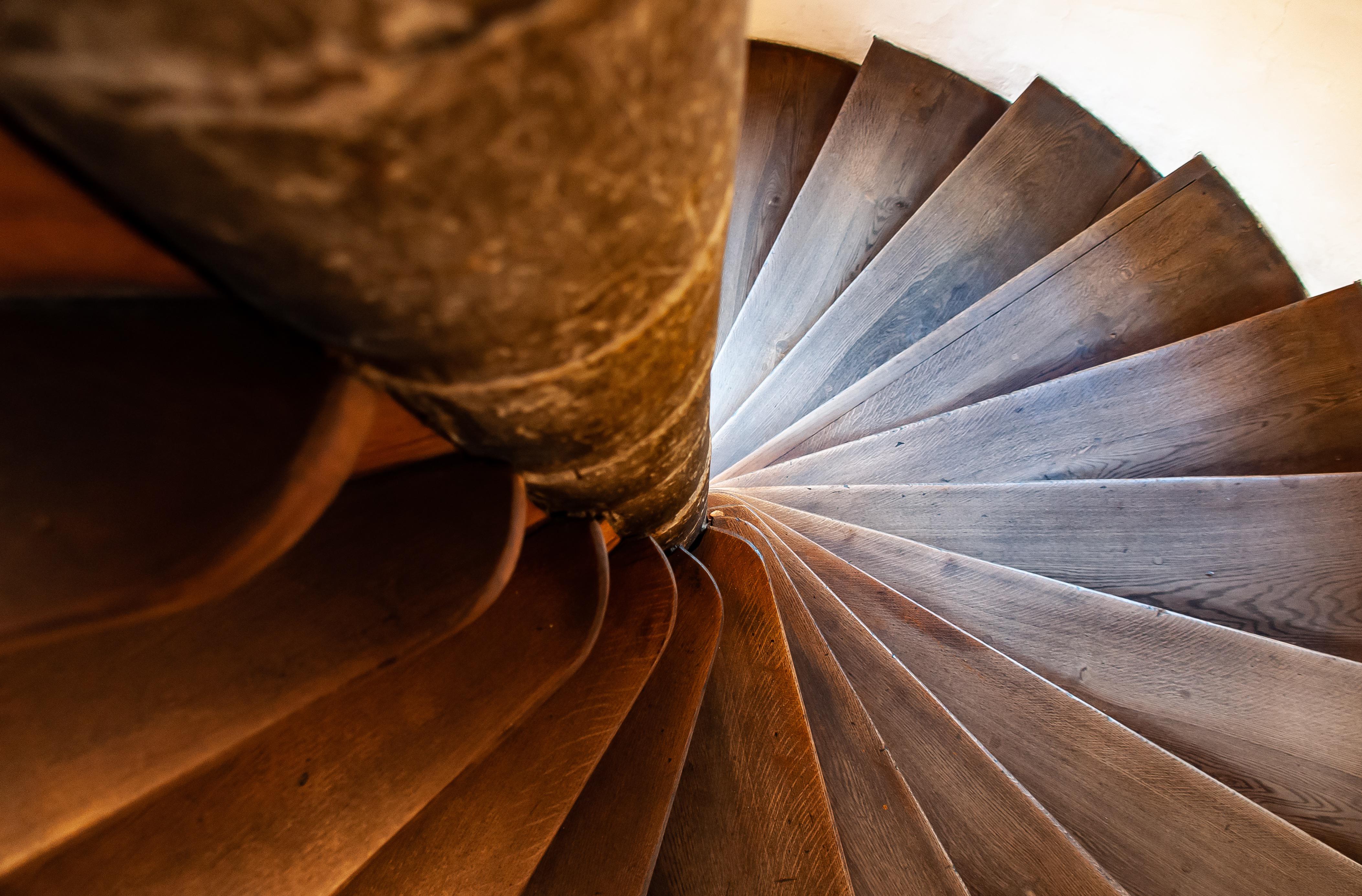 Wooden spiral staircase treads around a central column — step proportions in real life